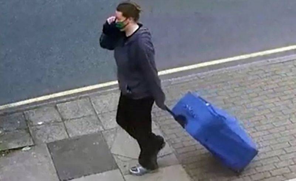 أظهرت كاميرات مراقبة جيما ميتشيل وهي تحمل حقيبة زرقاء ثقيلة يُعتقد أنها كانت تحمل جثمان مي شونغ