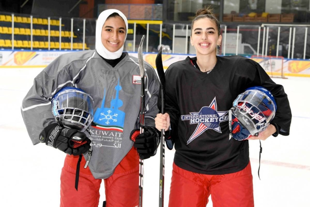 اللاعبتان يارا العنزي ورحومة محمد