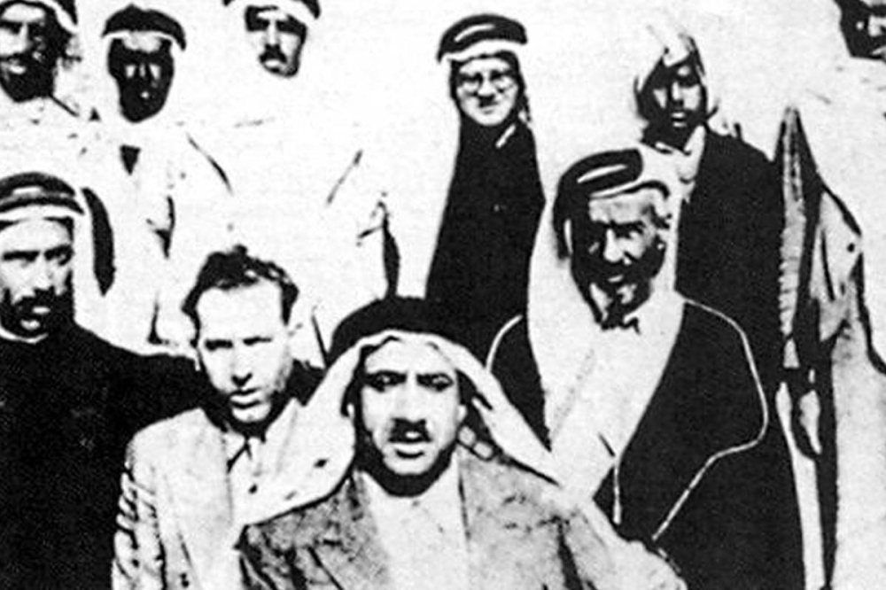 أعضاء المجلس التشريعي 1938م ويبدو سلطان الكليب، وعبدالله حمد الصقر، وأحد الضيوف، ومحمد المنيس، ويبدو من الوقوف عبداللطيف ثنيان الغانم 
