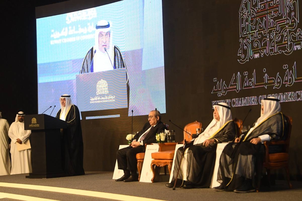 الصقر متحدثاً خلال التكريم أمس 