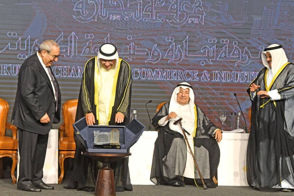 الصقر يكرم جمال الدين 