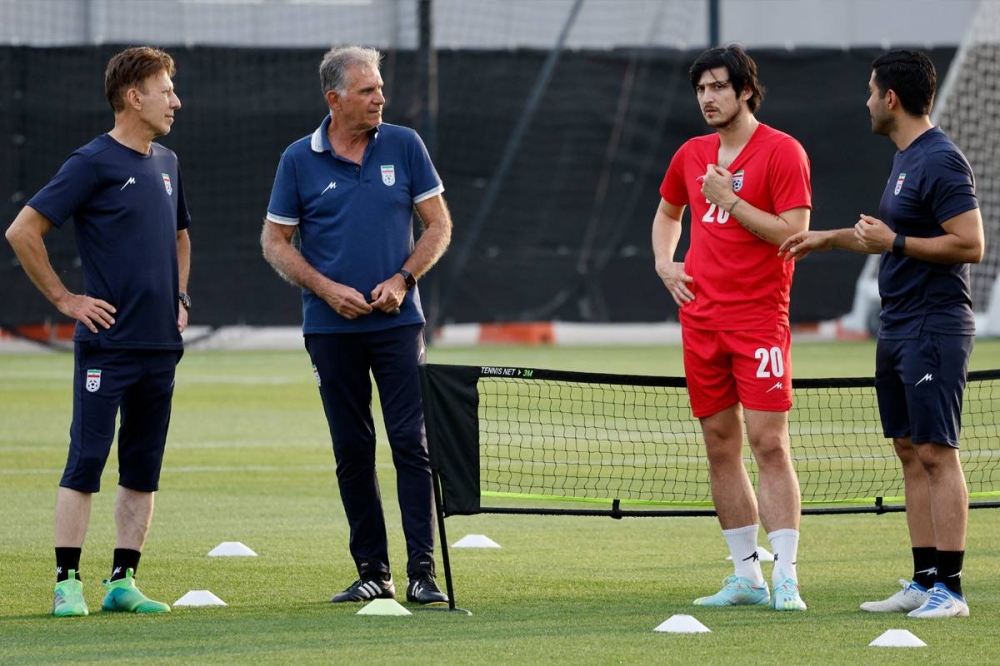 سردار والمدرب كيروش خلال التدريبات