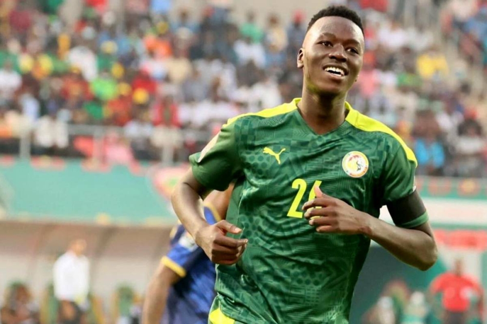 لاعب وسط منتخب السنغال باب غي