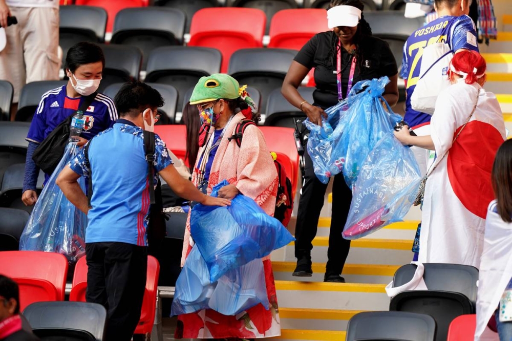 جماهير اليابان تجمع المخلفات بعد انتهاء المباراة