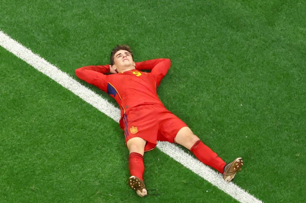 نجم الوسط الصاعد لمنتخب إسبانيا بابلو غافيريا «غافي» 