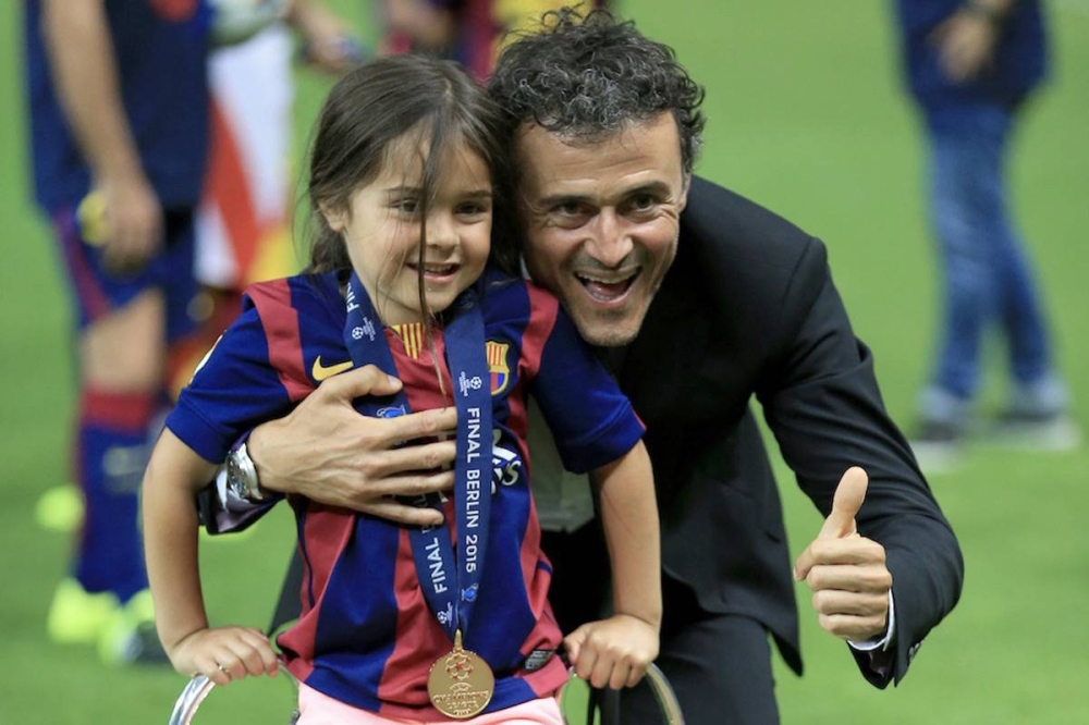 صورة تذكارية لمدرب المنتخب الإسباني لويس إنريكي وابنته