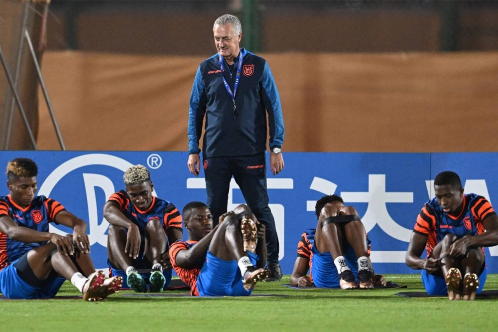 غوستافو ألفارو المدير الفني للمنتخب الإكوادوري