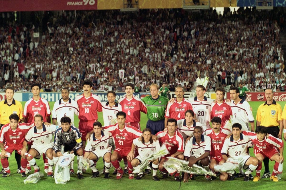 لاعبو المنتخبين الأميركي والإيراني قبل مواجهتهما في مونديال 1998