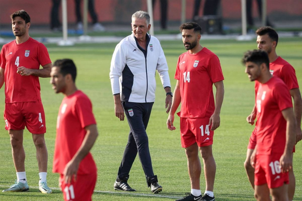المدير الفني لمنتخب إيران كارلوس كيروش يتابع التدريبات