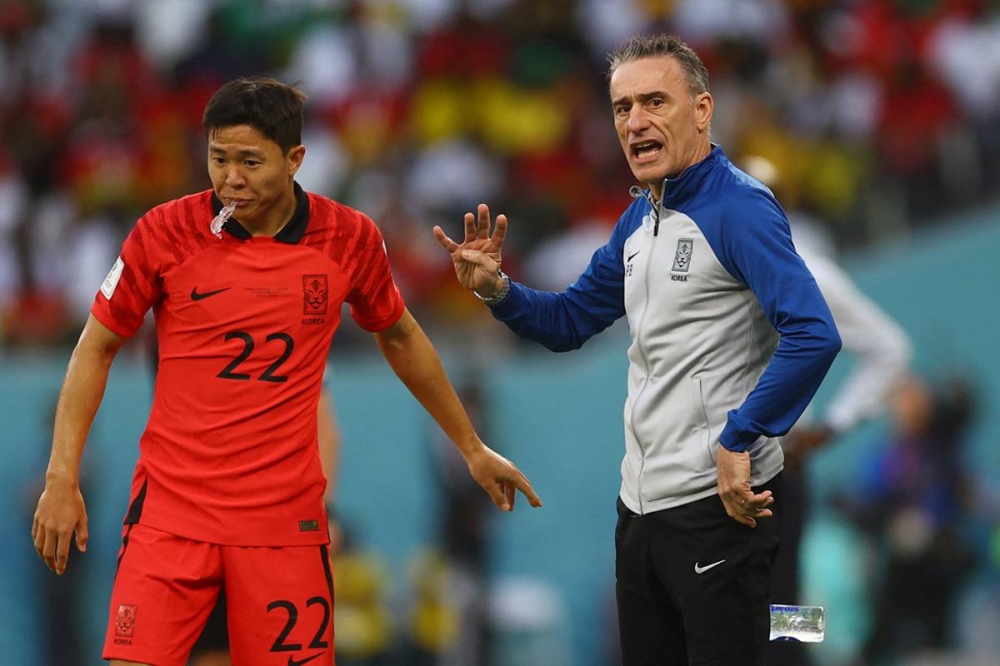 المدرب العام لمنتخب كوريا الجنوبية سيرجيو كوستا و  باولو بينتو