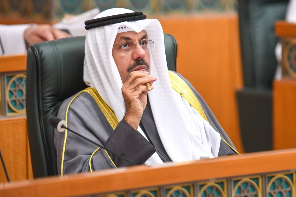 رئيس الوزراء متابعاً سير الجلسة