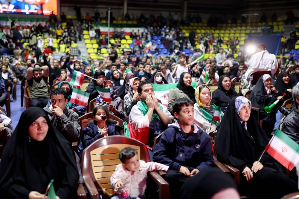 جماهير المنتخب الإيراني تتابع المباراة عبر شاشات عرض في طهران