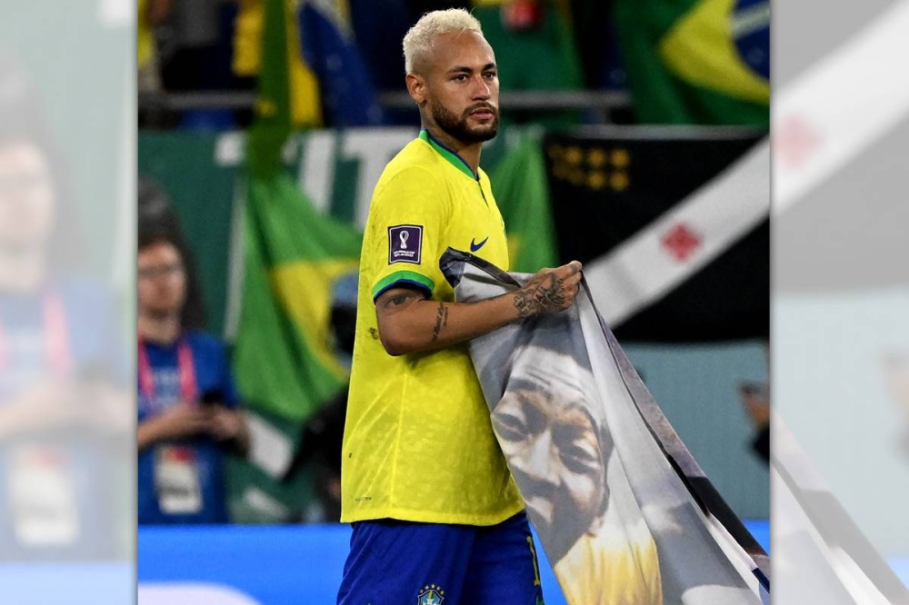 نيمار يحمل لافتة لمؤازرة بيليه بعد المباراة