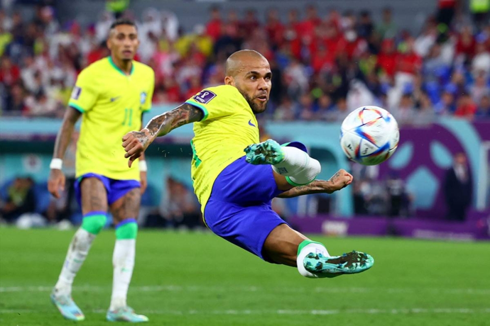 مدافع منتخب البرازيل الأول لكرة القدم داني ألفيش