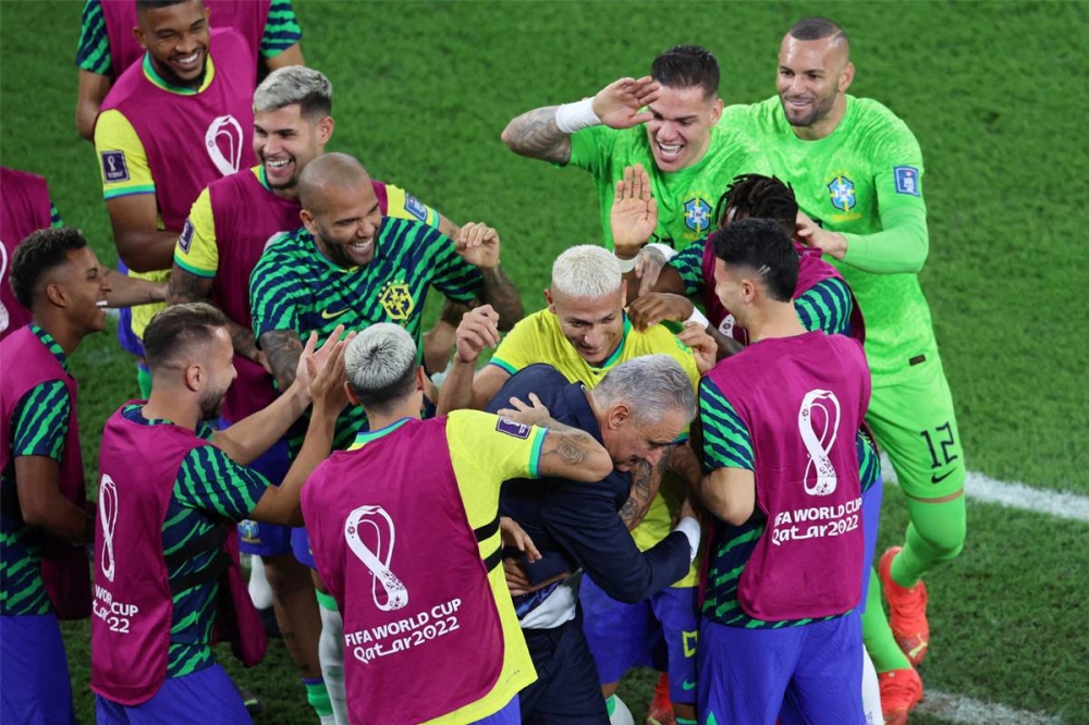 تيتي يرقص مع لاعبيه بعد الهدف الثالث