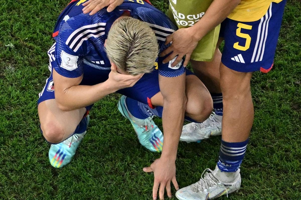 ناغاتومو يواسي زميله أسانو