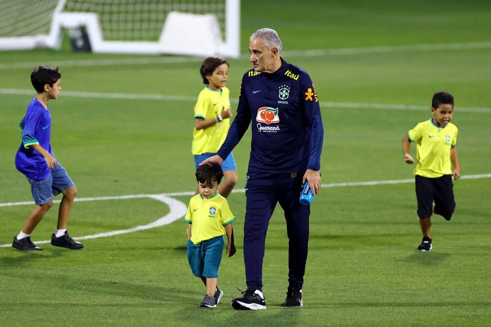 تيتي مع أطفال لاعبي البرازيل خلال حصة تدريبية