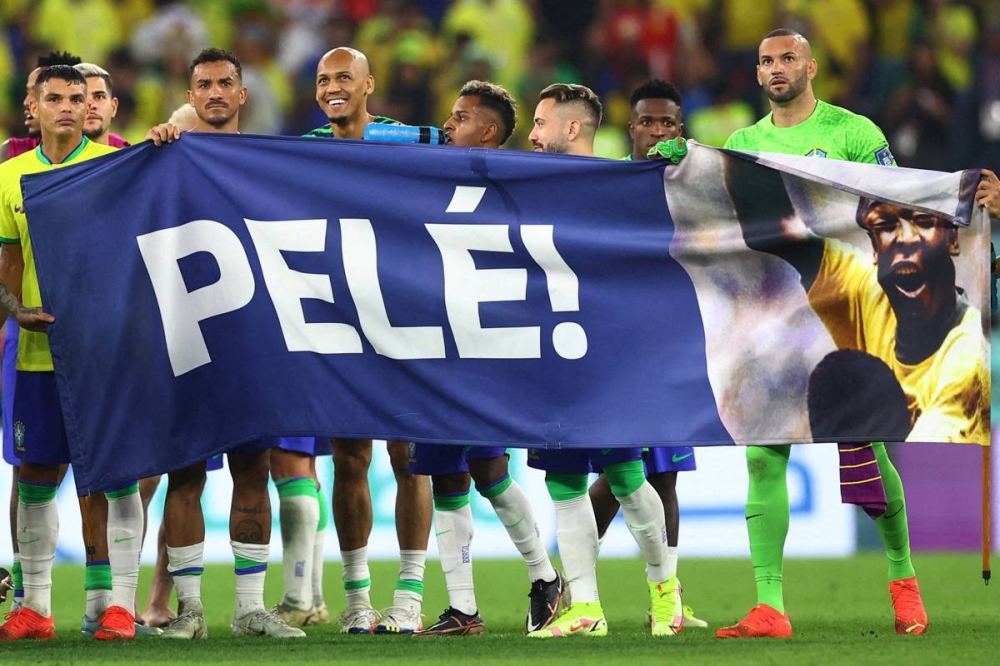 لاعبي منتخب البرازيل يحملون لافتة اسطورة الكرة بيليه