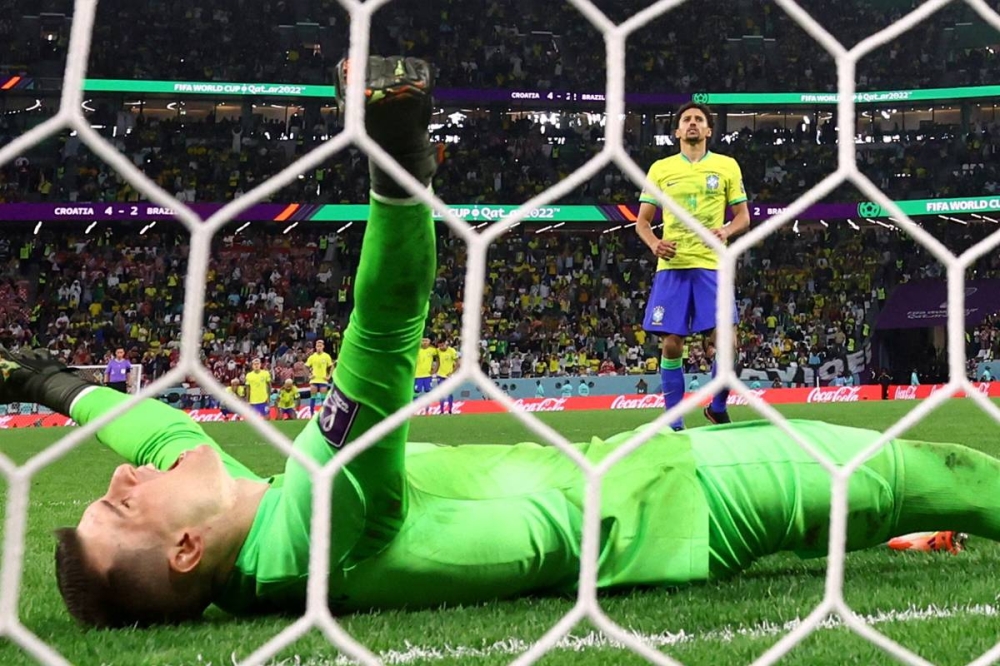 ليفاكوفيتش يحتفل بعد إضاعة ماركينيوس ركلة ترجيح