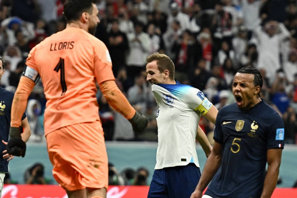 فرحة لوريس بعد إهدار كين ركلة الجزاء