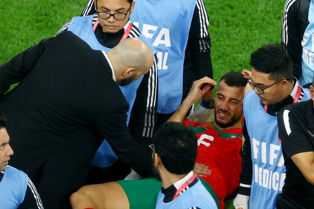 اصابة رومان سايس خلال مباراة منتخب بلاده مع البرتغال (رويترز)