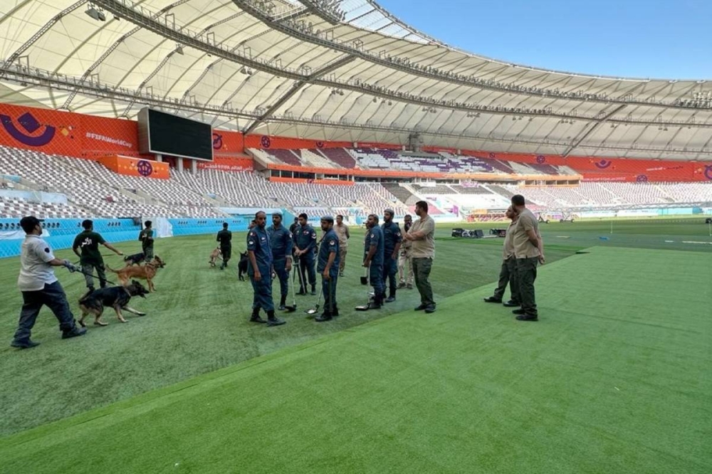 عناصر الفرقة أثناء تفقدهم أحد الملاعب 