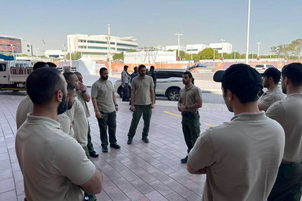 اجتماع الفرقة بعد تأمين أحد الملاعب أثناء المونديال 