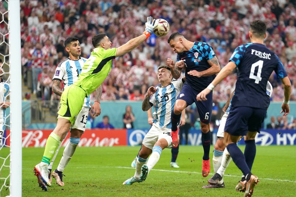 إيميليانو مارتينيز يتصدى لإحدى محاولات كرواتيا