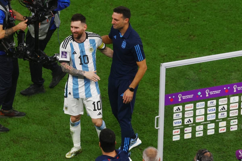 سكالوني وميسي بعد مباراة الأرجنتين وكرواتيا