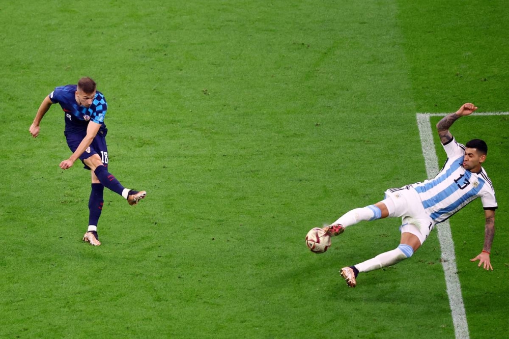 روميرو مدافع الأرجنتين يتصدى لتسديدة أورسيتش