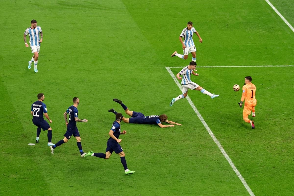 ألفاريز يحرز الهدف الثاني