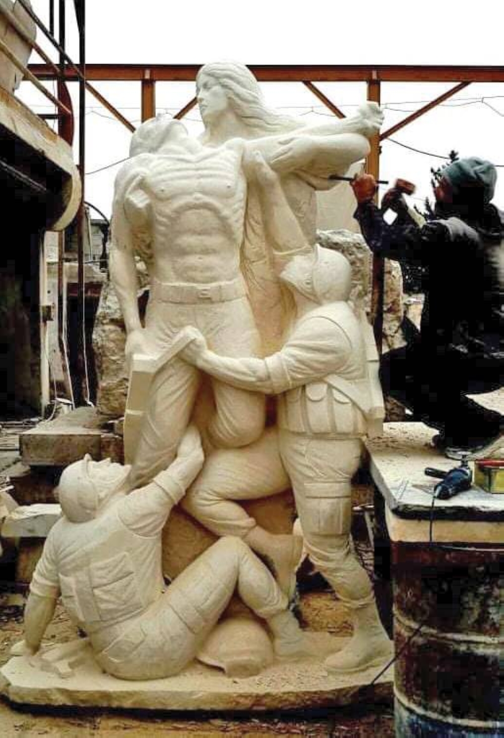 من إبداعات صافية منحوتة تمثل المرأة السورية وهي تحتضن الشهيد بين ذراعيها بعد الحرب