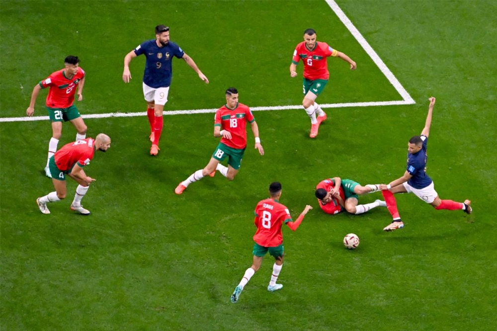 مدافعو المنتخب المغربي يحيطون بمبابي