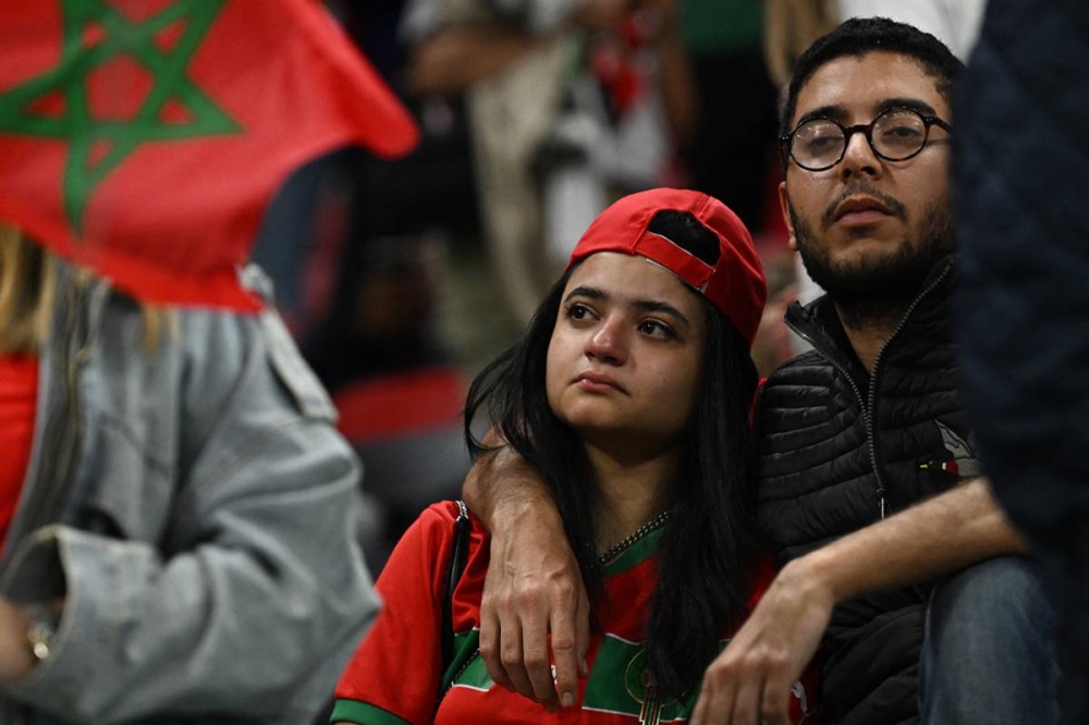 مشاعر الحزن تظهر على وجه الطفلة المغربية بعد خروج المنتخب المغربي من المونديال