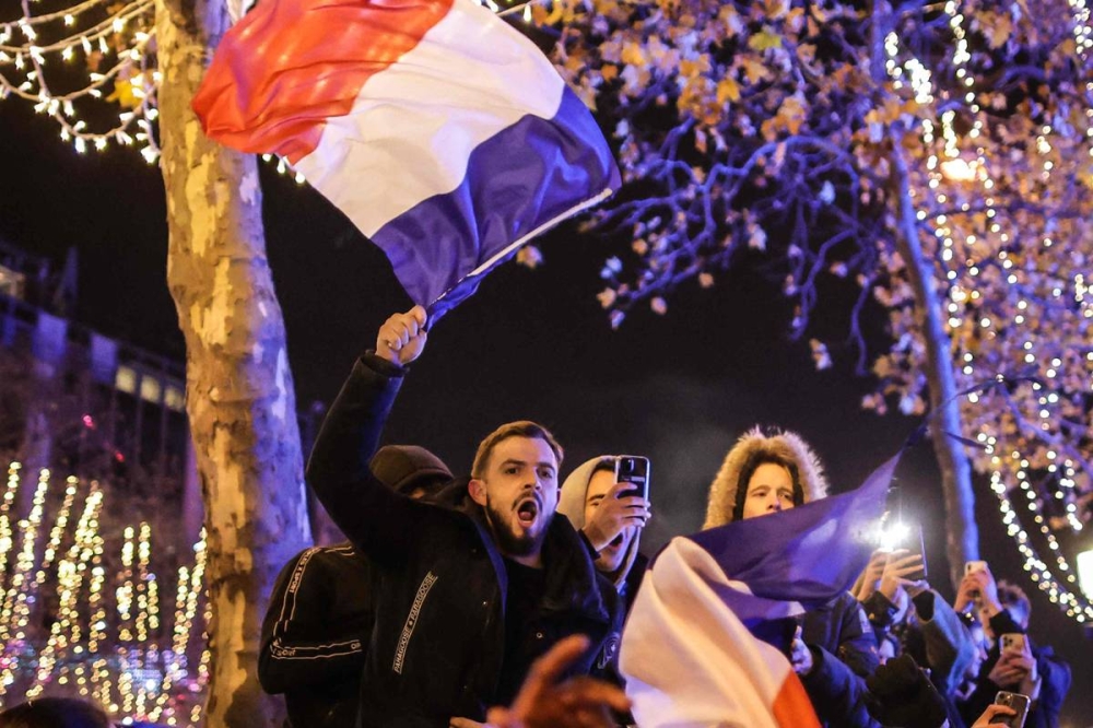 فرحة الجمهور الفرنسي بتأهل منتخبهم الى نهائيات مونديال قطر 2022