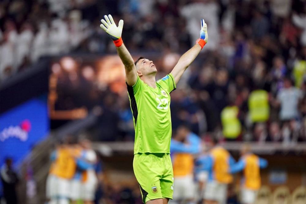 حارس مرمى الأرجنتين إيميليانو مارتينيز يحتفل بالهدف الافتتاحي الذي سجله ليونيل ميسي 