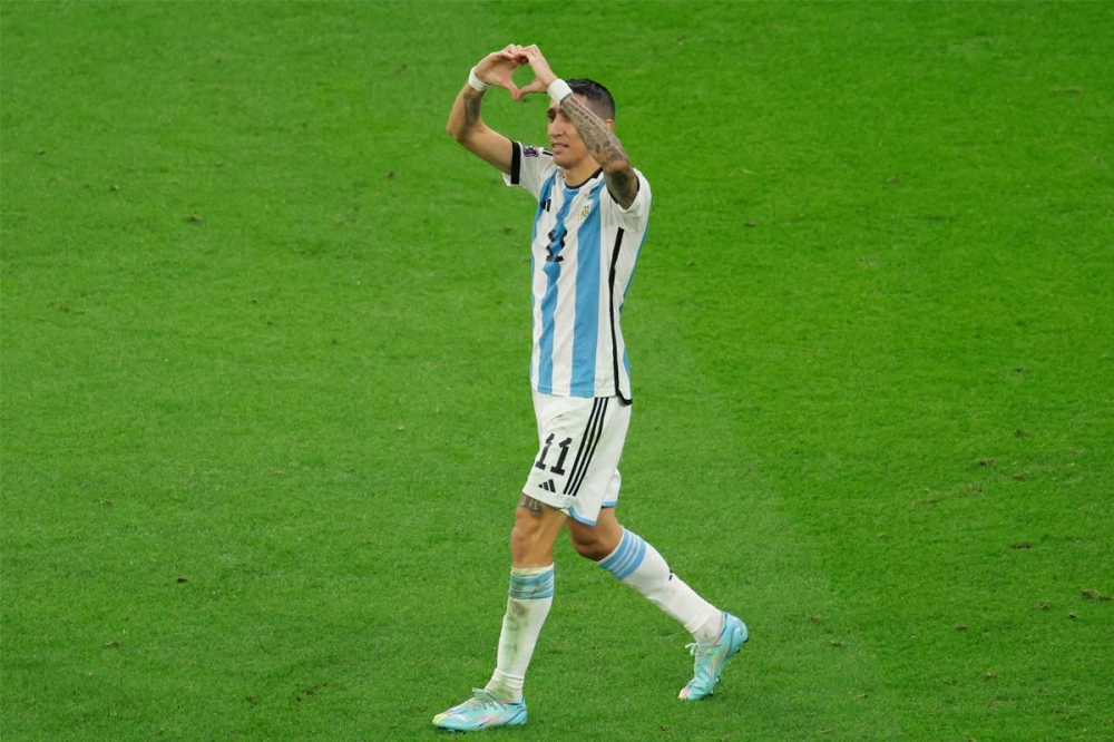 لاعب خط الوسط الأرجنتيني أنخيل دي ماريا يحتفل بتسجيل الهدف الثاني 