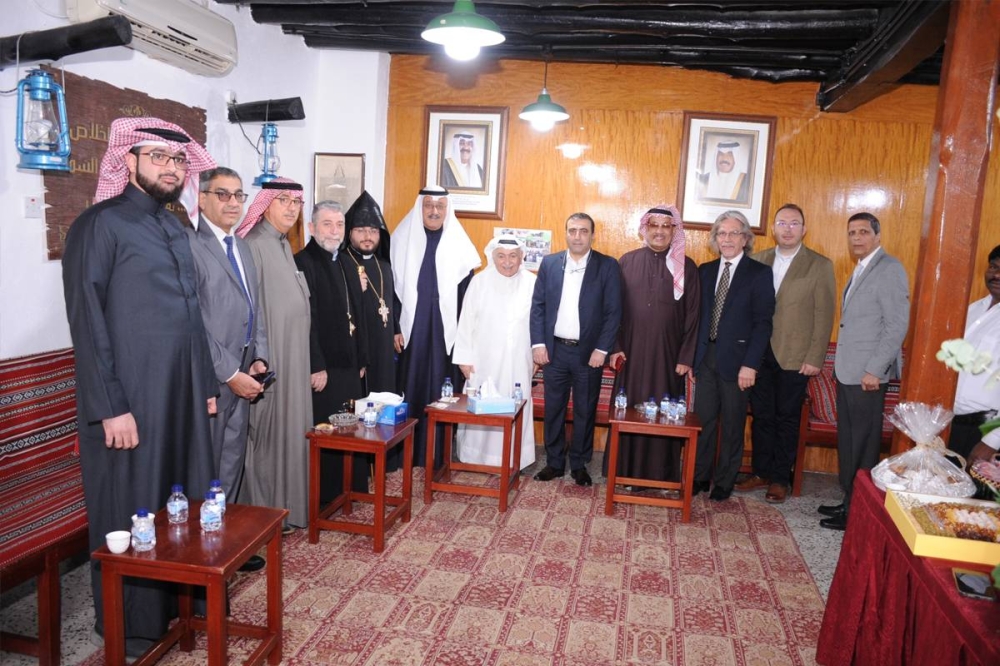 القس عمانوئيل غريب يستقبل المهنئين بالميلاد