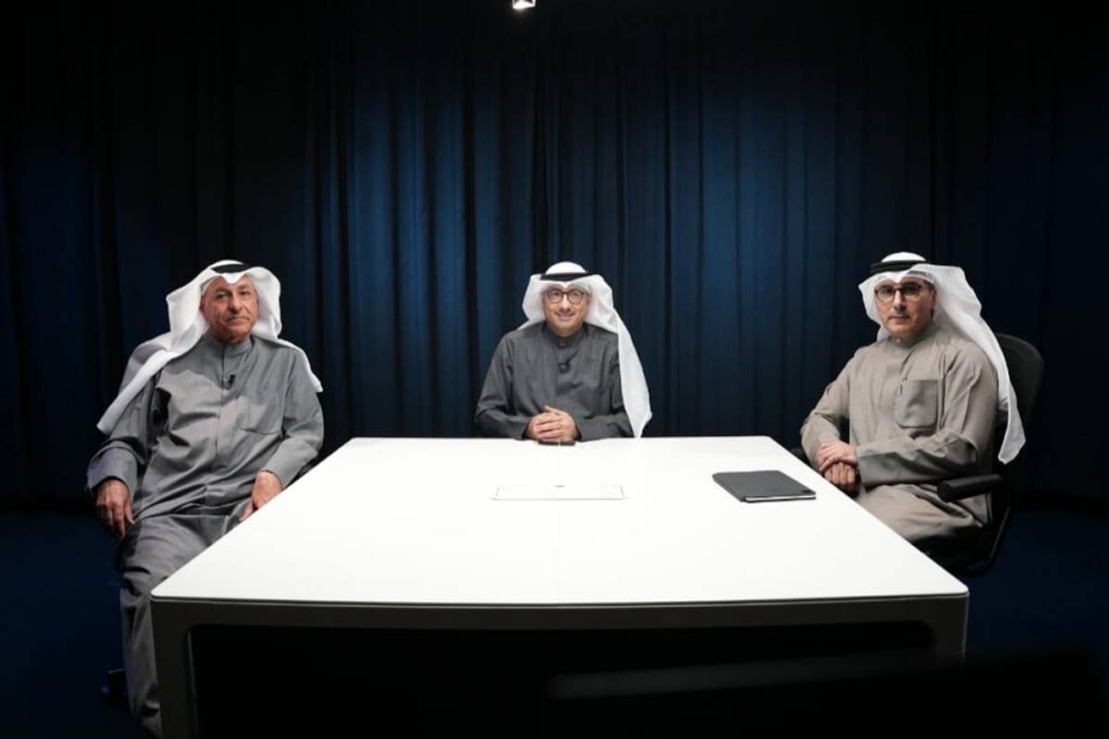 الزميل حسين العبدالله يتوسط الكندري والضبيبي