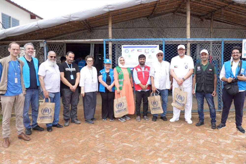 عبدالله السيف مع مسؤولي «الهلال الأحمر» ومفوضية اللاجئين