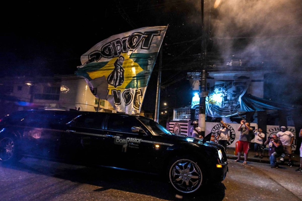 الجماهير حول موكب الجثمان