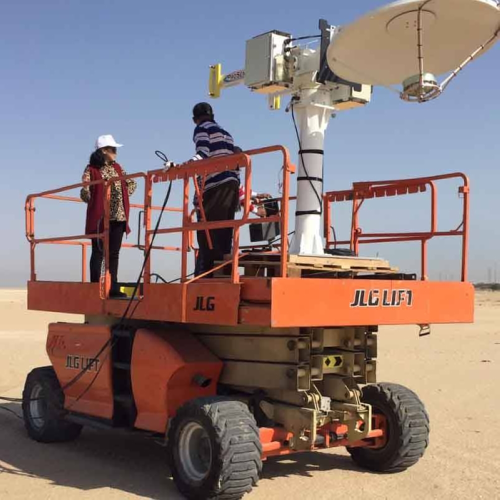 د.هالة الجسار تفحص البيانات الملتقطة ضمن مشروع مخطط رطوبة التربة (سماب) التابع لوكالة الفضاء الأمريكية (ناسا)