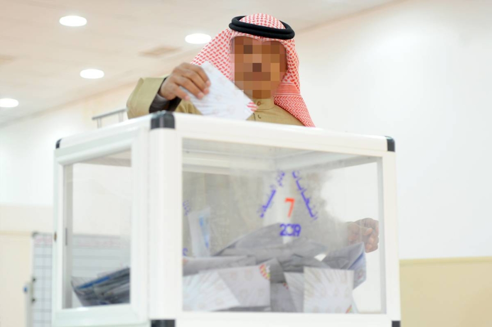 احد المنتخبين يدلي بصوته في انتخابات سابقة