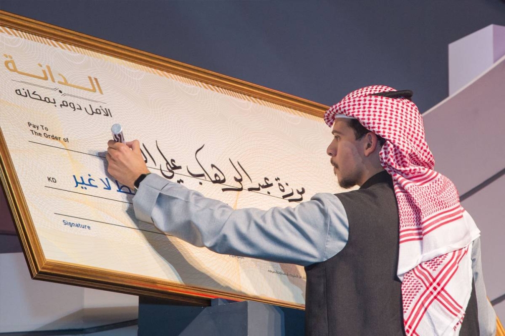 الخطاط يكتب اسم الرابحة على الشيك