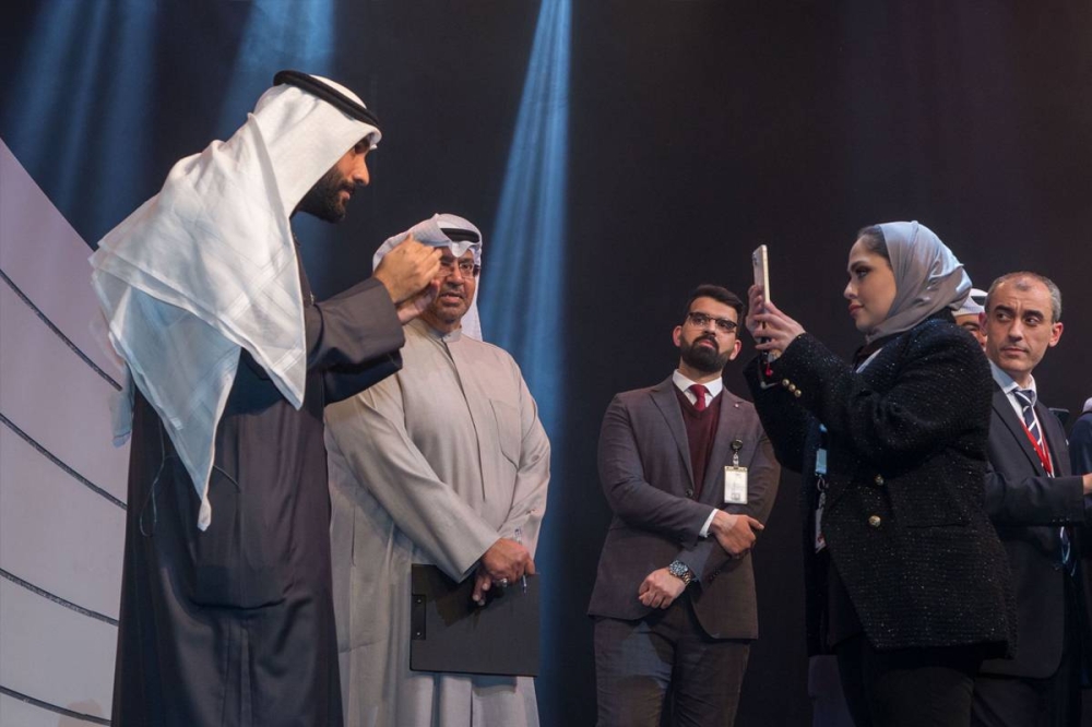 الزميل أحمد المطري يتواصل مع الرابحة في لحظة من الفرحة والسعادة