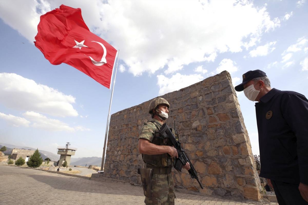 احد عناصر الشرطة التركية