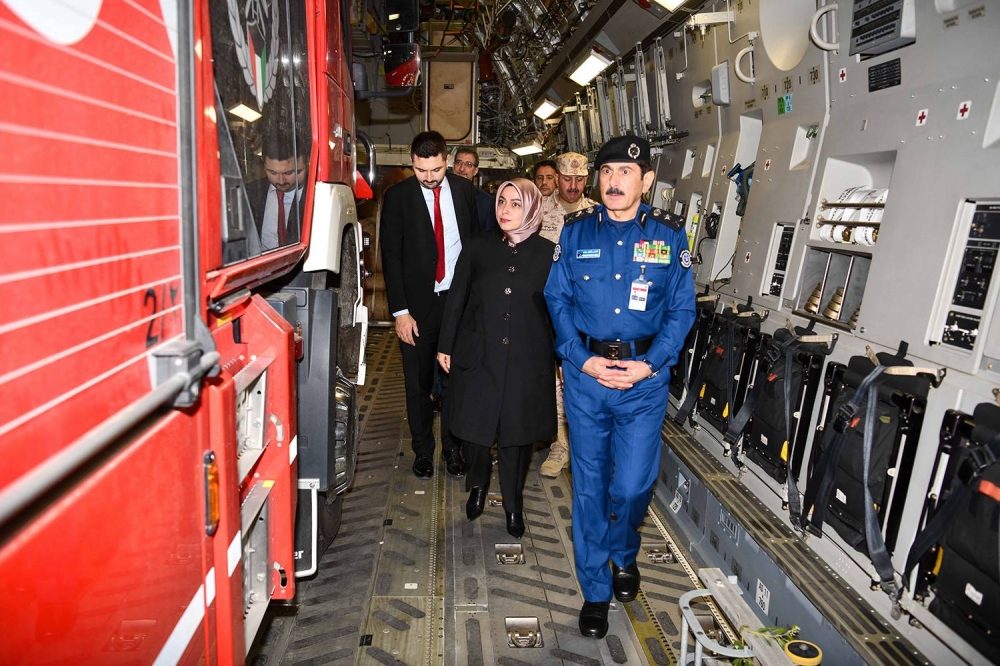 رئيس قوة الإطفاء العام الفريق خالد المكراد وسفيرة جمهورية تركيا لدى البلاد طوبا نور سونماز 