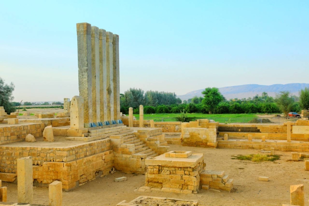 عرش بلقيس أو معبد بران التاريخي وقد انكسر أحد أعمدته