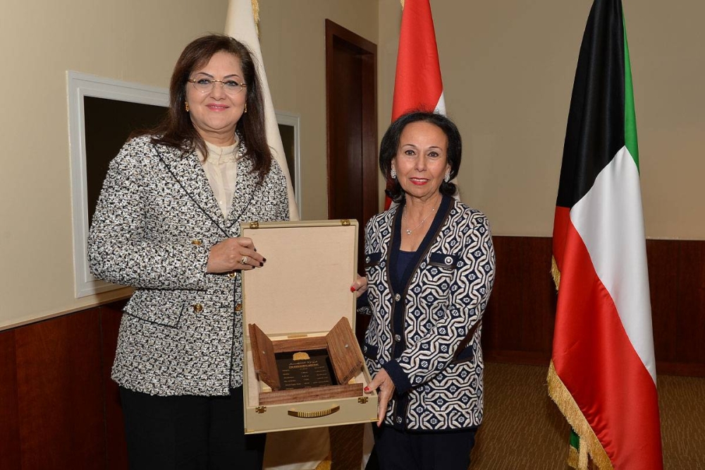 وفاء القطامي تسلم درع تكريم للوزيرة د. هالة السعيد