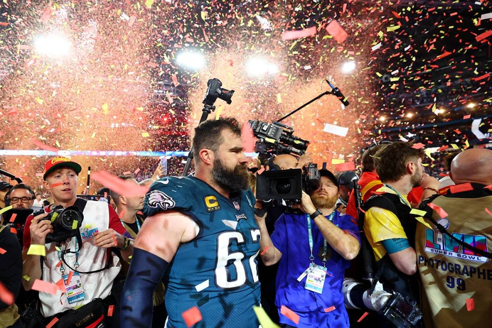 جيسون كيلسي (فيلادلفيا إيجلز) يغادر الملعب بعد الخسارة